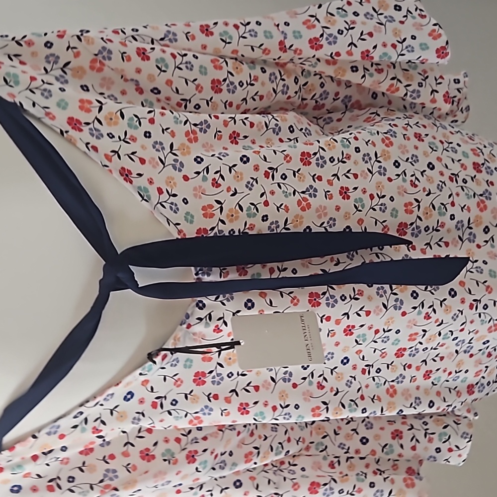 Floral V-Neck Women's Top NWT - Picture 10 of 10